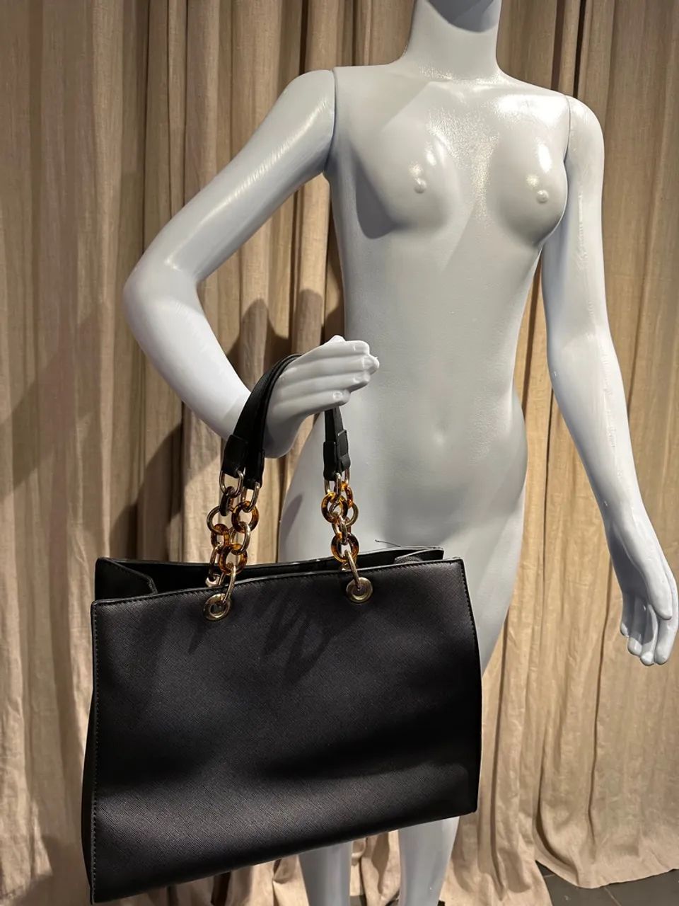 Bolsa de Ombro Preta com Alça Dourada - Foto 4