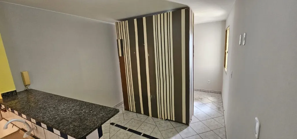 Aluga-se kit Stúdio (sem divisão) na QE 32 Guará II DF