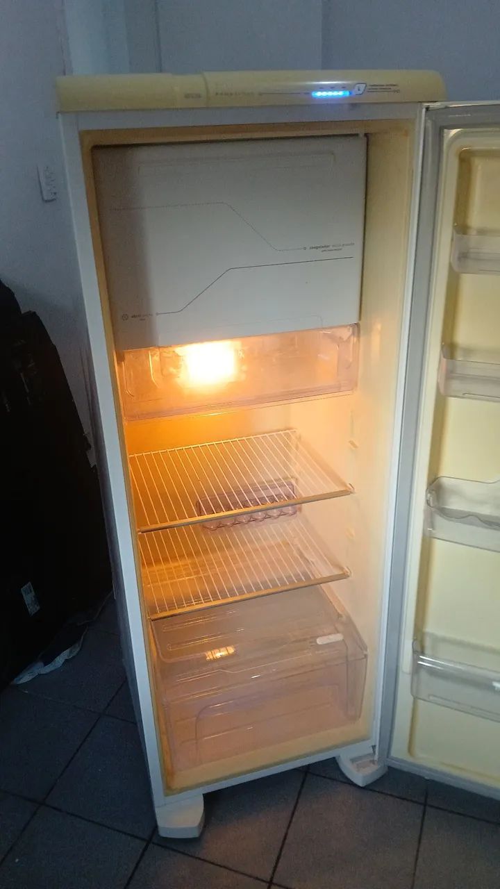 Geladeira electrolux RFE39 322 bem conservada  - Foto 2