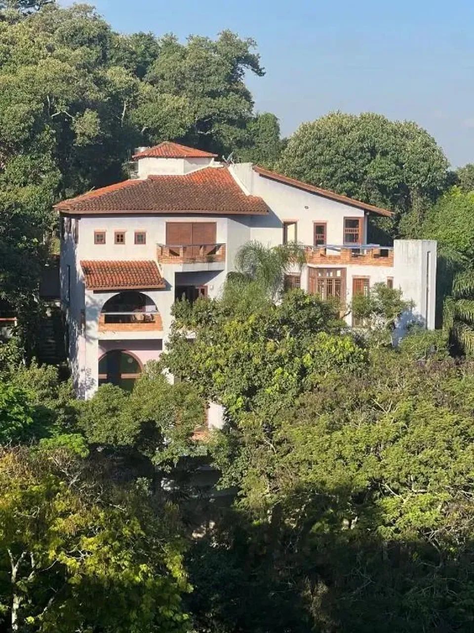 CASA 4 QUARTOS / SUÍTES, COM ELEVADOR, CONDOMÍNIO COM CLUBE.