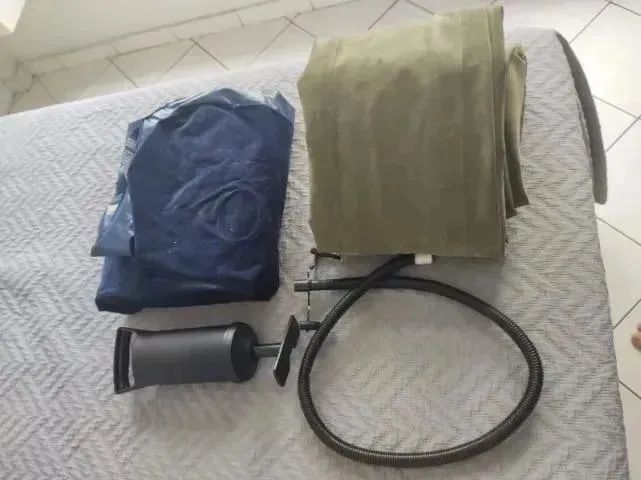 02 - Colchão Inflável até 150kg Solteiro Camping Praia + Bomba de Ar Manual Bestway