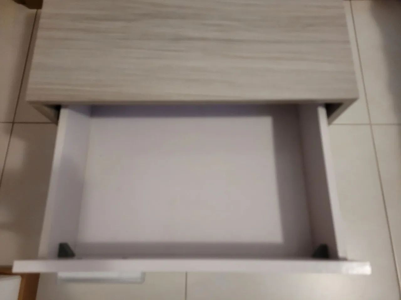 Mesa de cabeceira com gaveta e pés palito - Foto 3