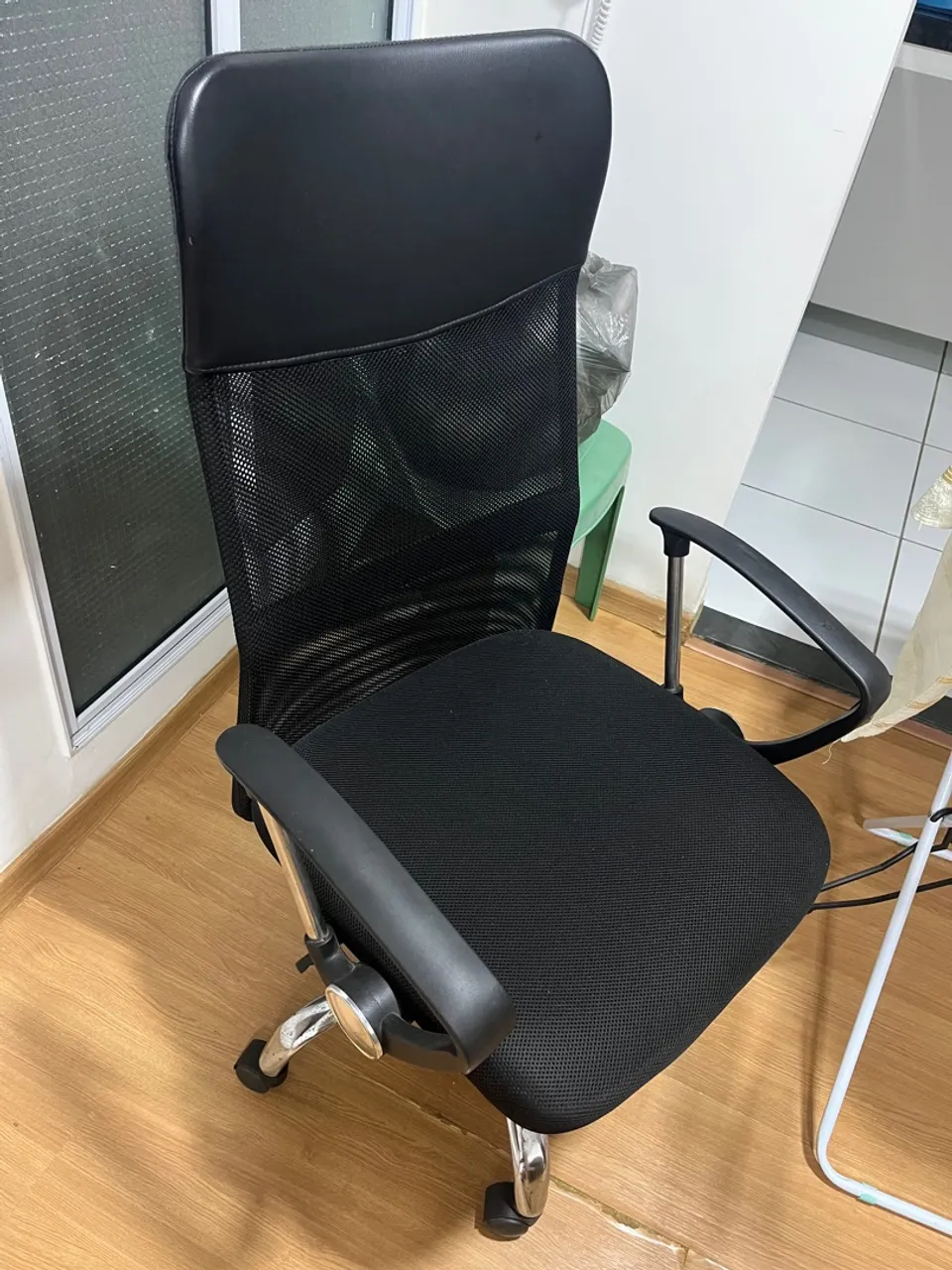 Cadeira de Escritório Ergonômica com Rodas