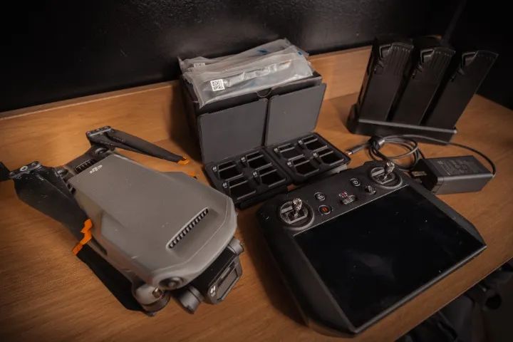 Drone Profissional Dji Mavic 3 Cine Premium Combo. Controle RC PRO Saída HDMI transmissão.