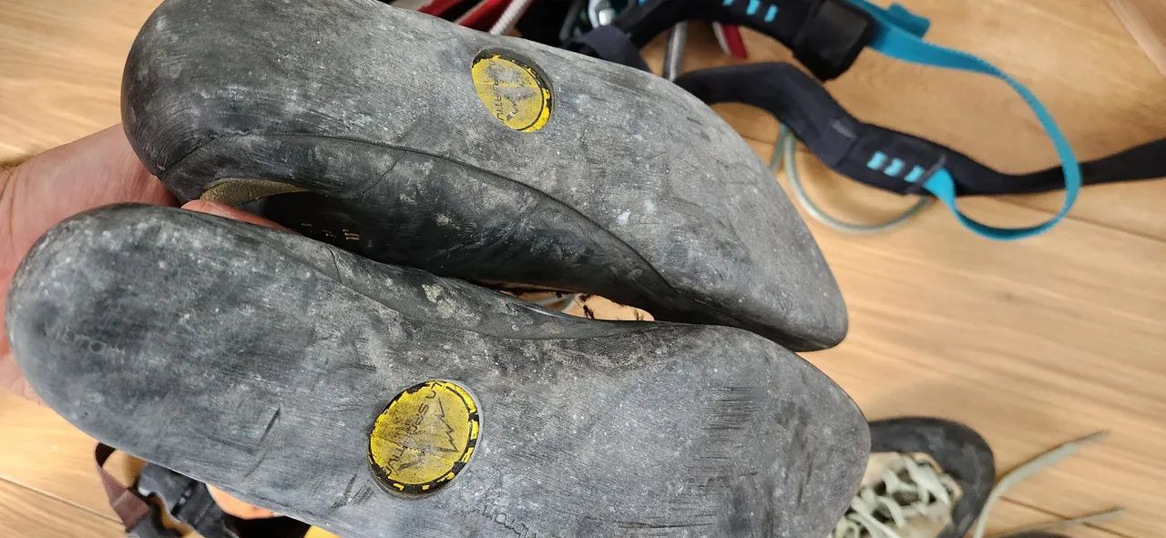 Kit Escalada Completo: 3 sapatilhas 3 cadeirinhas e 2 sacos de magnésio  - Foto 2