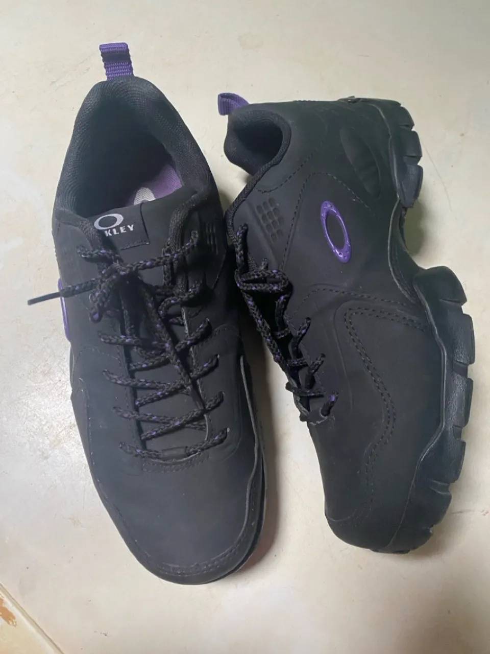 Bota Oakley Preto com Detalhes Roxo