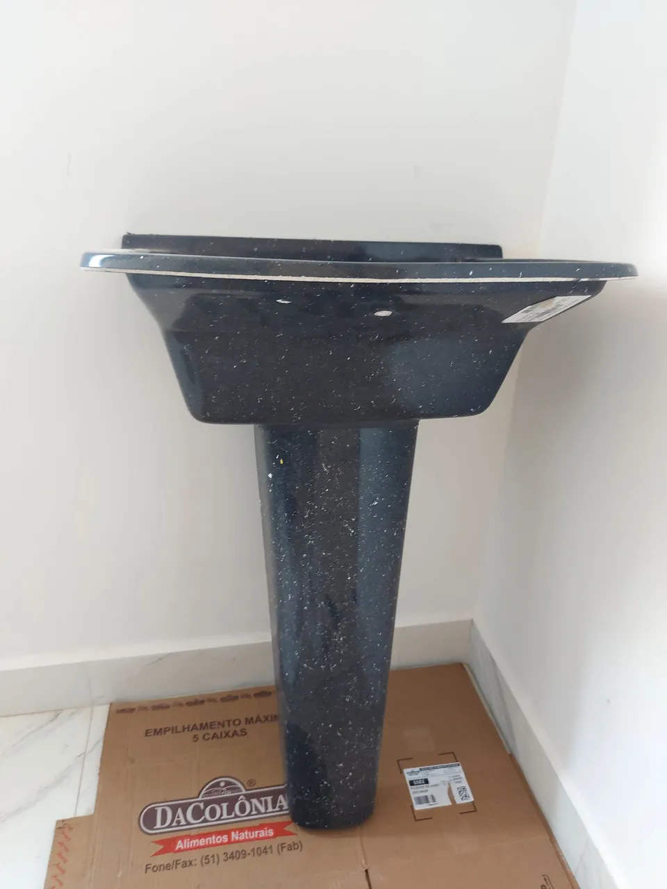 Tanque de mármore sintético preto de 55x41 cm com coluna