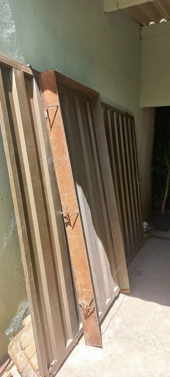 Portao de ferro para garagem vendo os dois