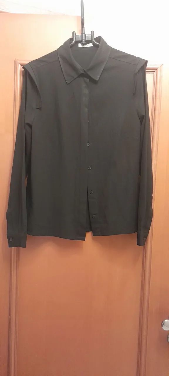 Blusa preta com detalhe no ombro