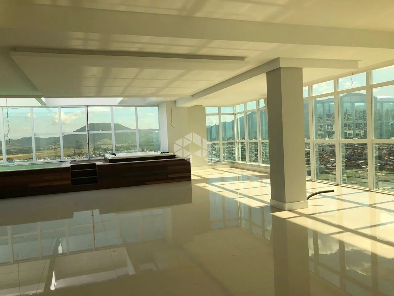 Cobertura Duplex em em Itapema com 5 suítes, 4 vagas e 417m² privativo