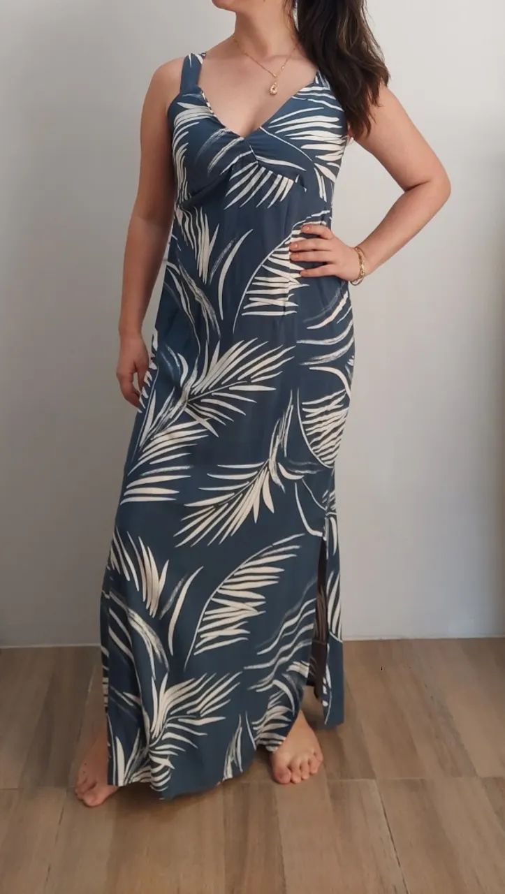 Vestido novo longo com fenda