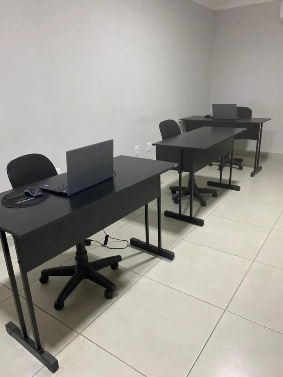 Mesa para escritório com design moderno PRETA