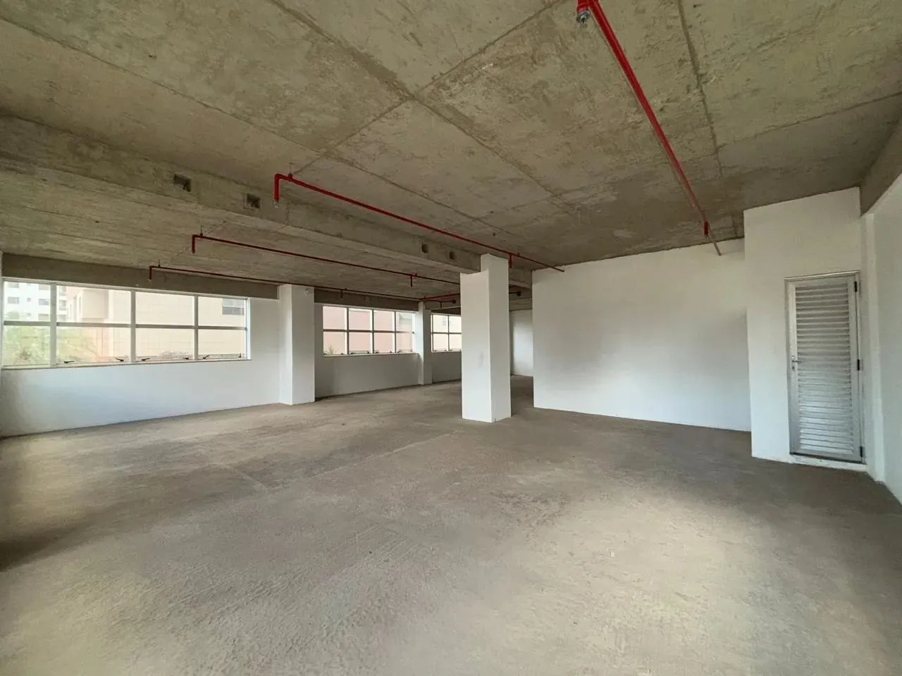 SALA COMERCIAL 145M² PARA ALUGUEL COM 1 BANHEIRO E 2 VAGAS NA SAVASSI