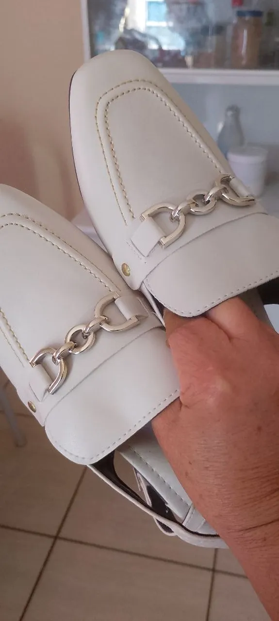 Mule cor gelo com fivela 