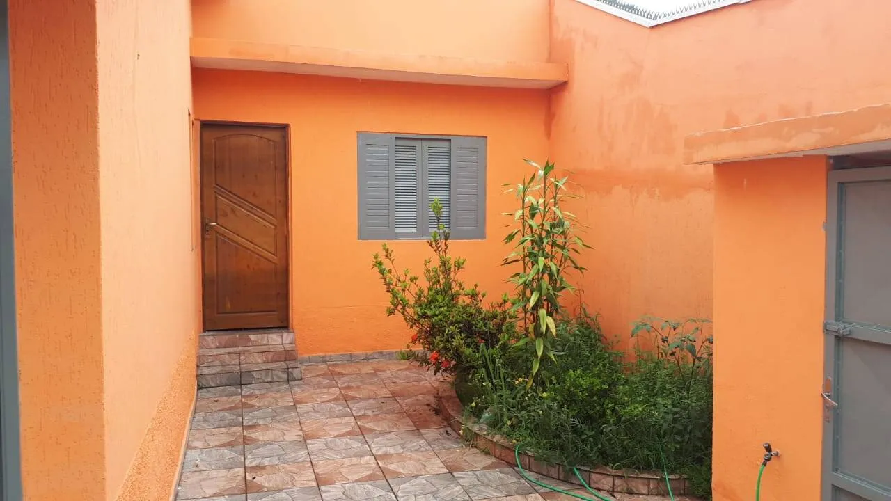 LOCAÇÃO: CASA TÉRREA E PLANA DESOCUPADA COM AMPLO QUINTAL