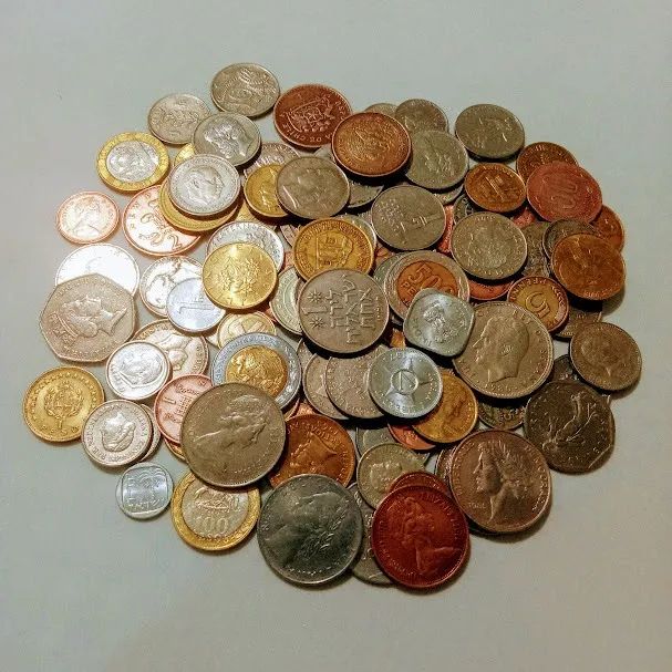 Lote com 100 Moedas Estrangeiras Antigas