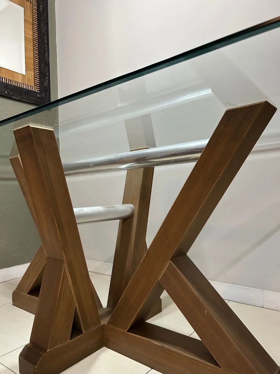 Mesa de Jantar com Base em Madeira e Tampo de Vidro