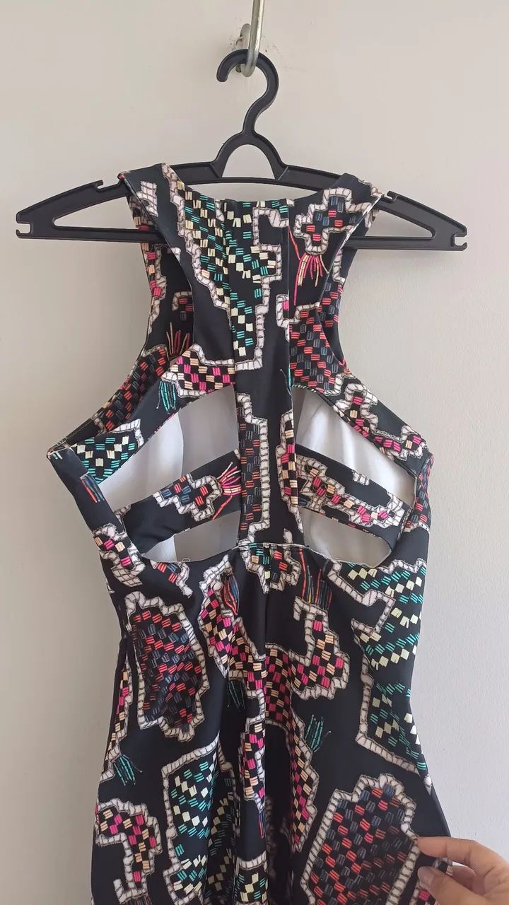 Vestido Estampado com Detalhes Vibrantes - Foto 2