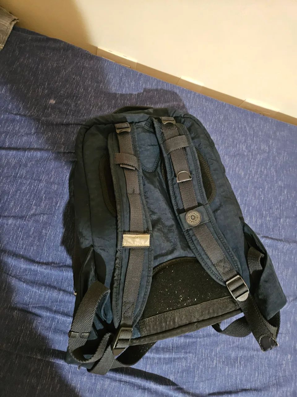 Mochila Kipling Azul de costas  - Foto 2