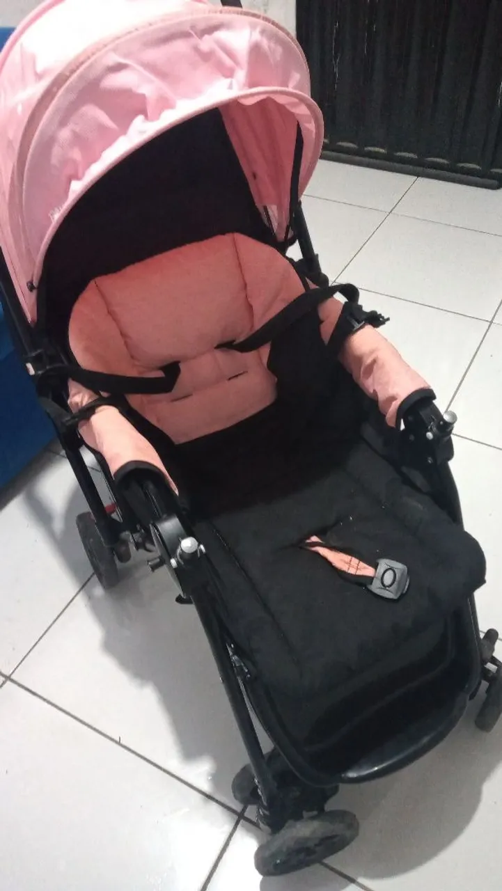 Carrinho de bebê rosa