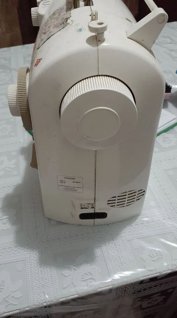 VENDE-MÁQUINA DE COSTURA SINGER BOM ESTADO! - Foto 2