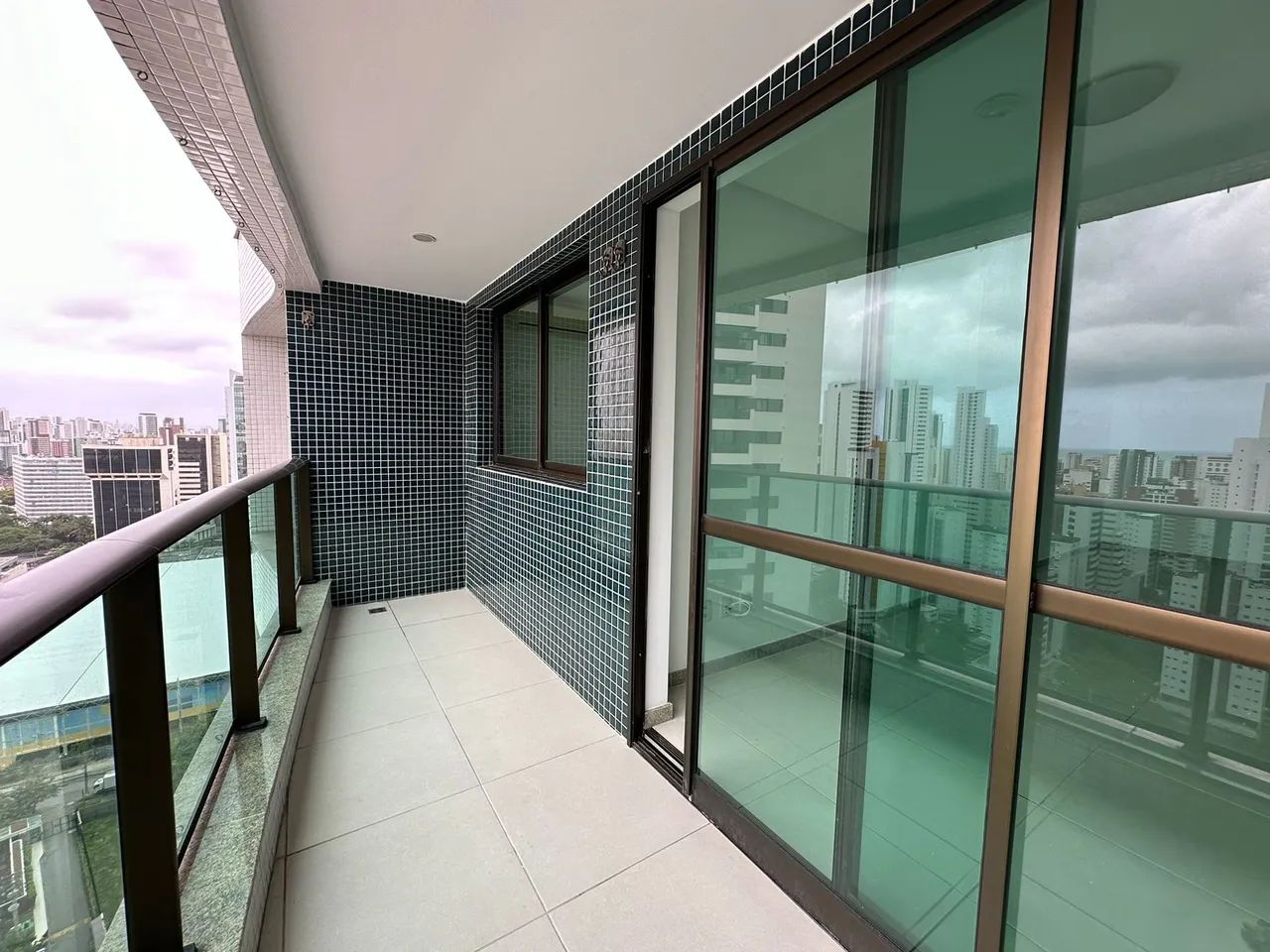 Imóvel para aluguel possui 82 metros quadrados com 3 quartos em Boa Viagem - Recife - PE