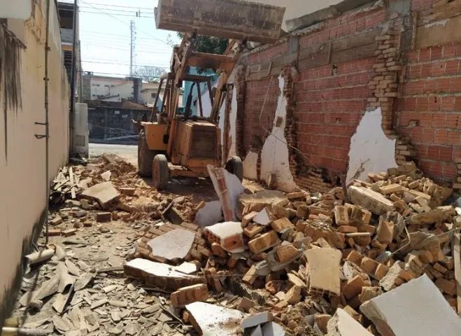 DEMOLIÇÃO DE CONSTRUÇÃO E TERRAPLANAGEM - Foto 2