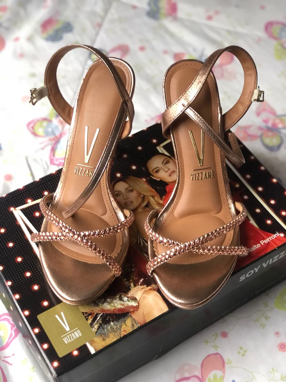 Sandália Vizzano Dourada com Detalhes em Strass - Nova!