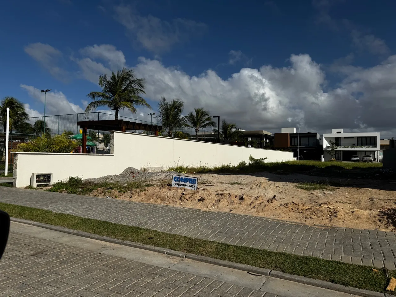 Oportunidade.Terreno murado e com divisa com área de lazer