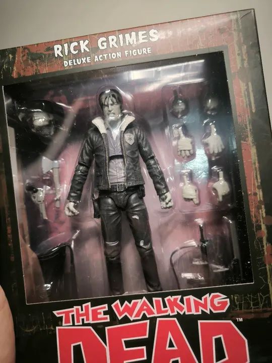 Rick Grimes the walking dead comics deluxe diamond select lacrado  - Foto 4