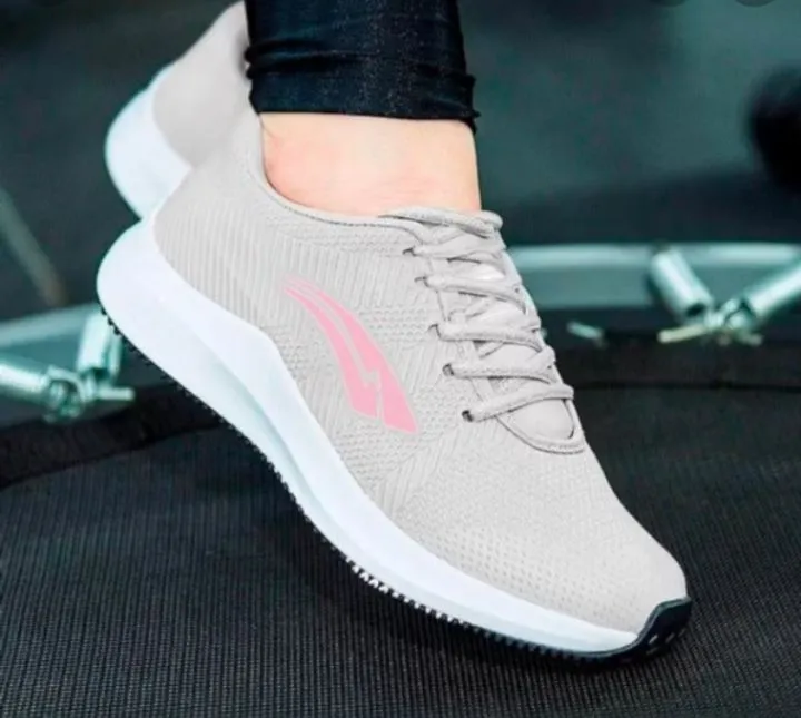 Tênis Esportivo Cinza com Detalhes Rosa