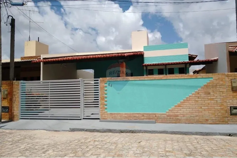 Aluga-se casa no Residencial Tom Jobim, com 3 qtos com AR, sendo 1 suíte.