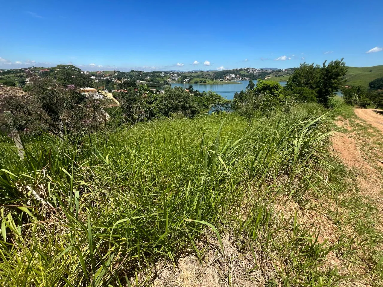 Excelente terreno pé na água em condomínio fechado na cidade de Igaratá - SP