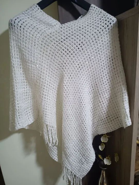 Poncho branco de crochê - Foto 2