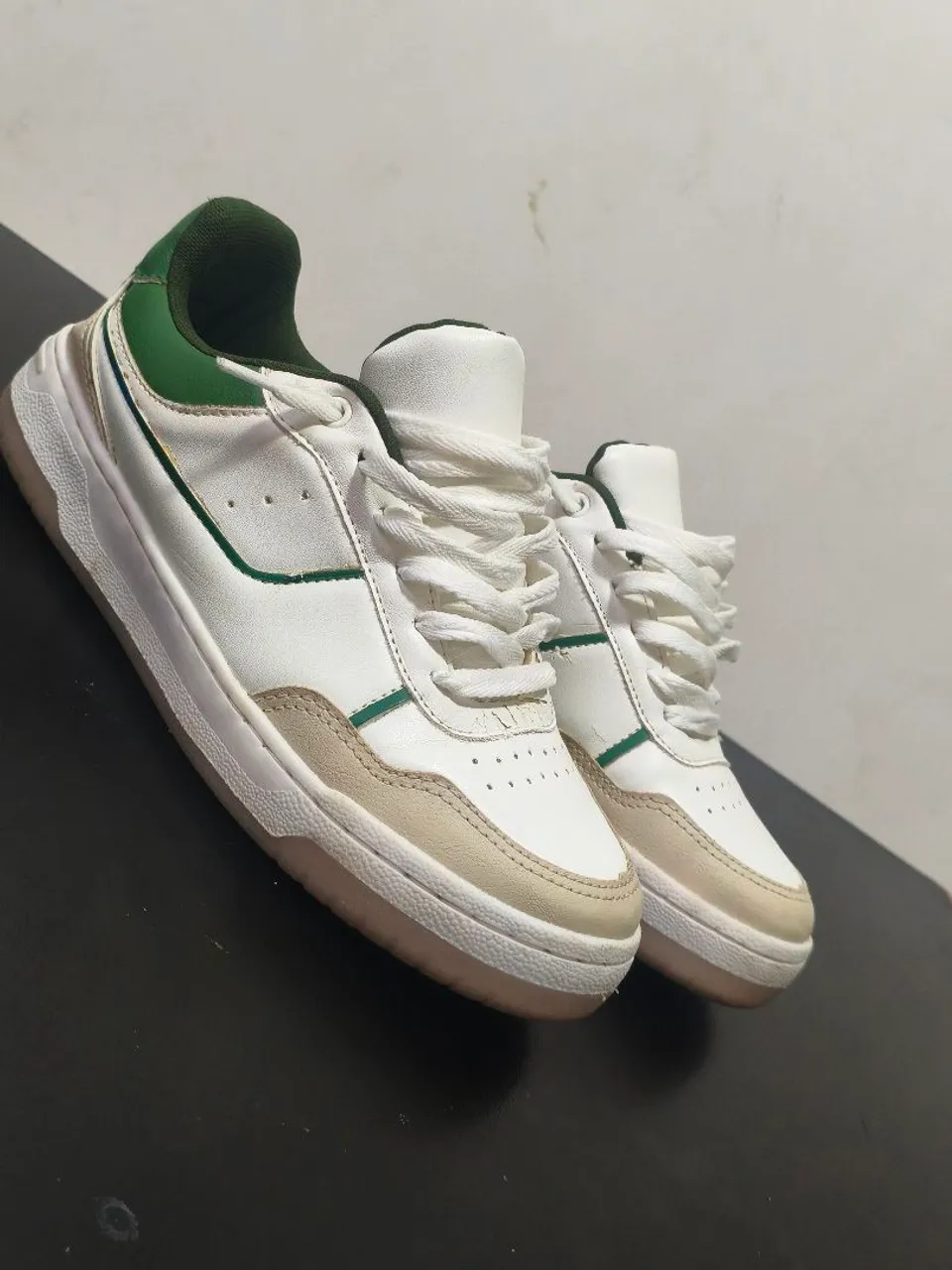 Tênis branco com detalhes em verde