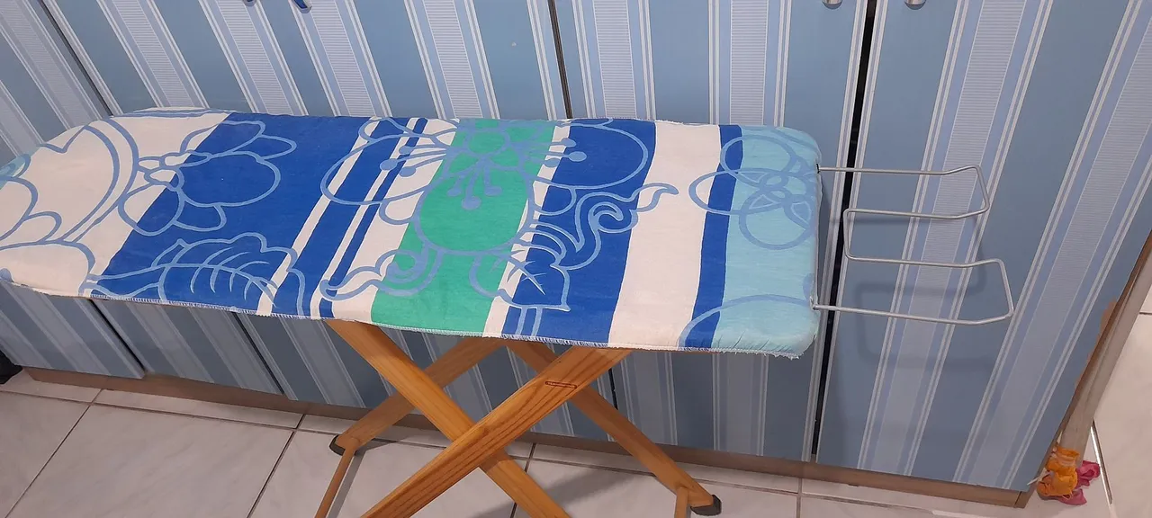 Tábua de passar roupa com suporte e ferro mondial