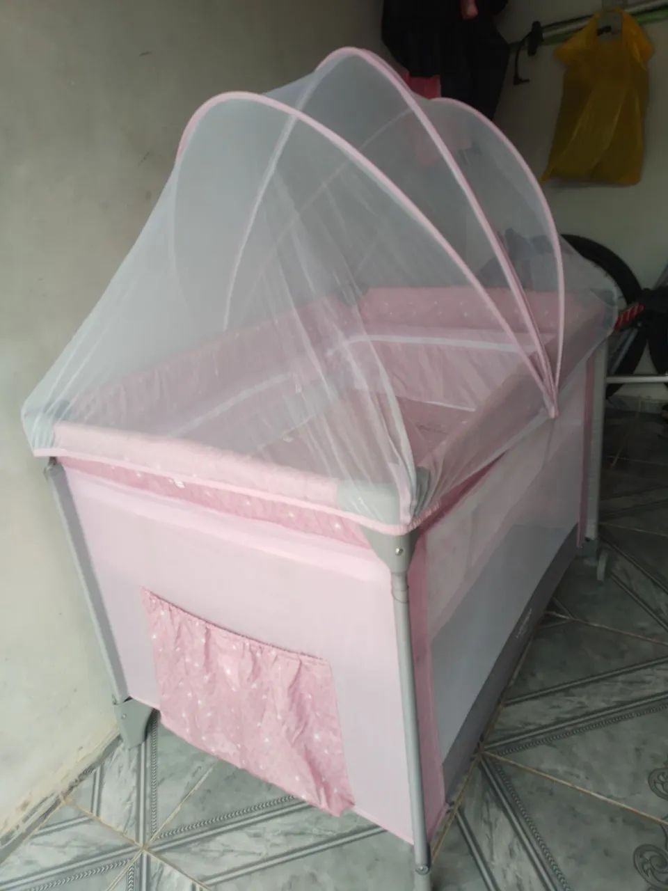 Berço portátil com mosquiteiro