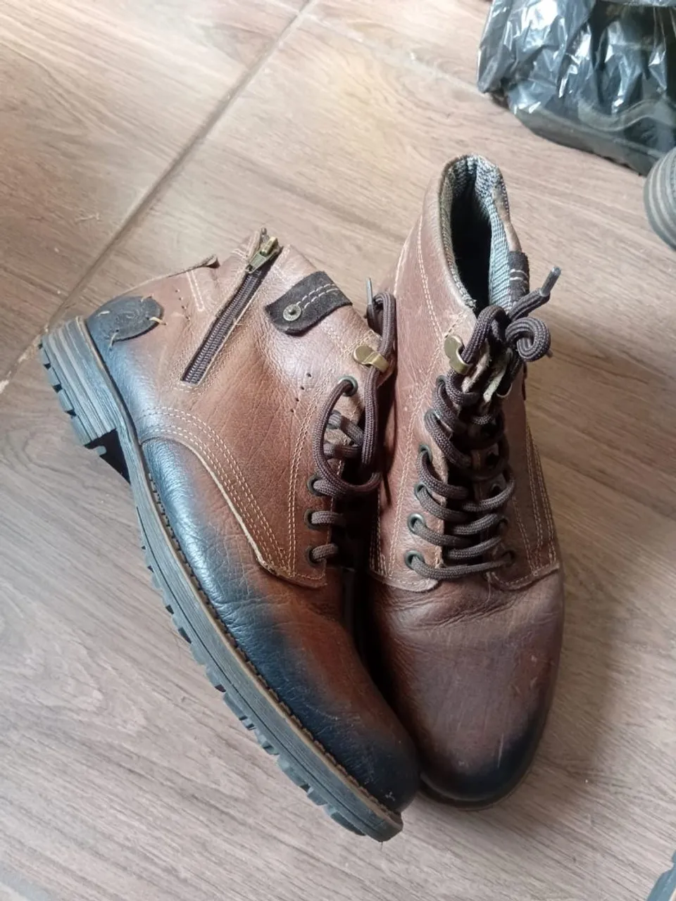 Botas de couro marrom