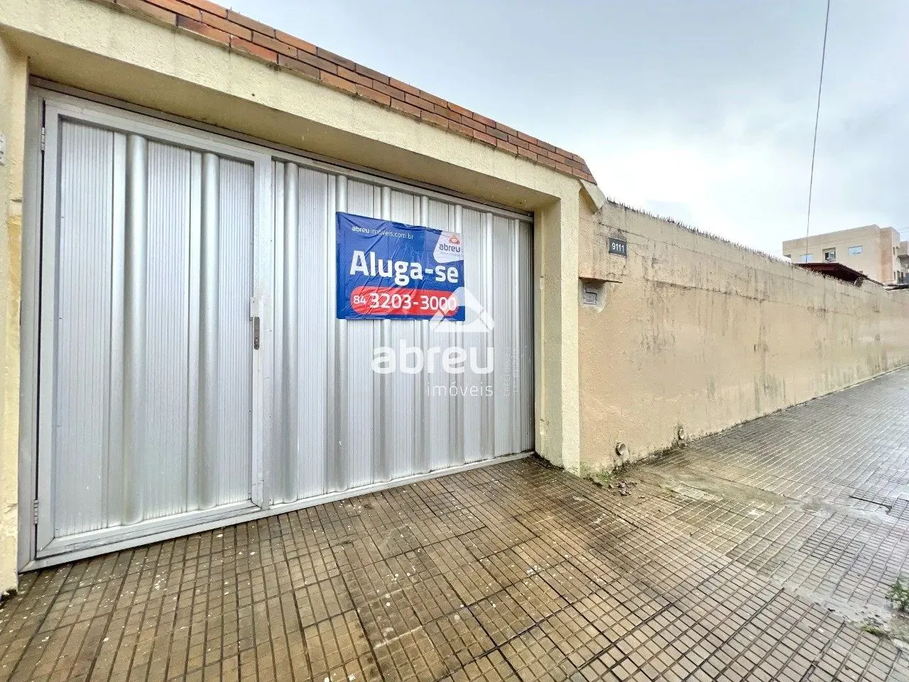 Casa para Venda e Aluguel em Ponta Negra - Ampla, Arejada e com Sistema Solar