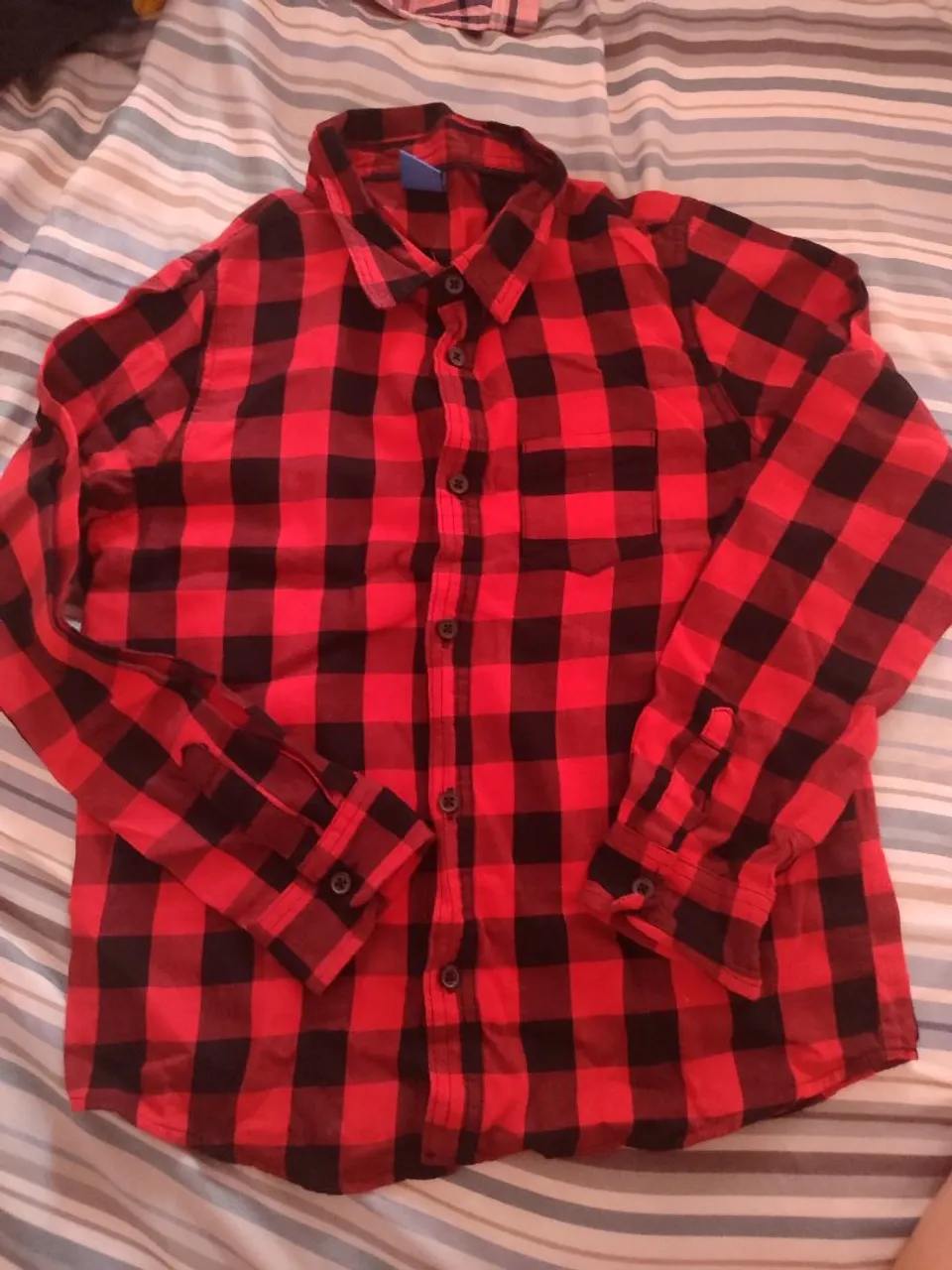 Camisa xadrez vermelha e preta infantil