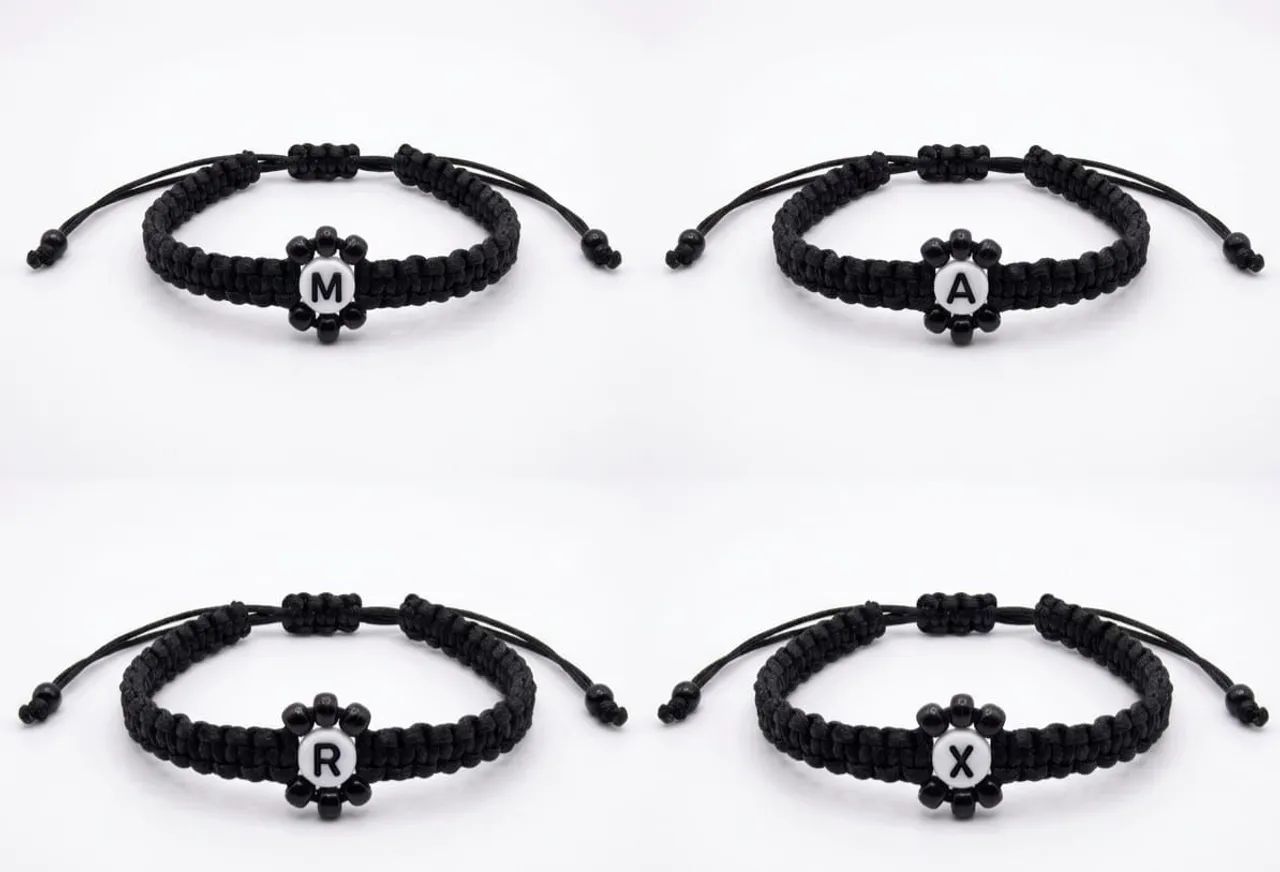 Pulseira Artesanal com letra inicial 