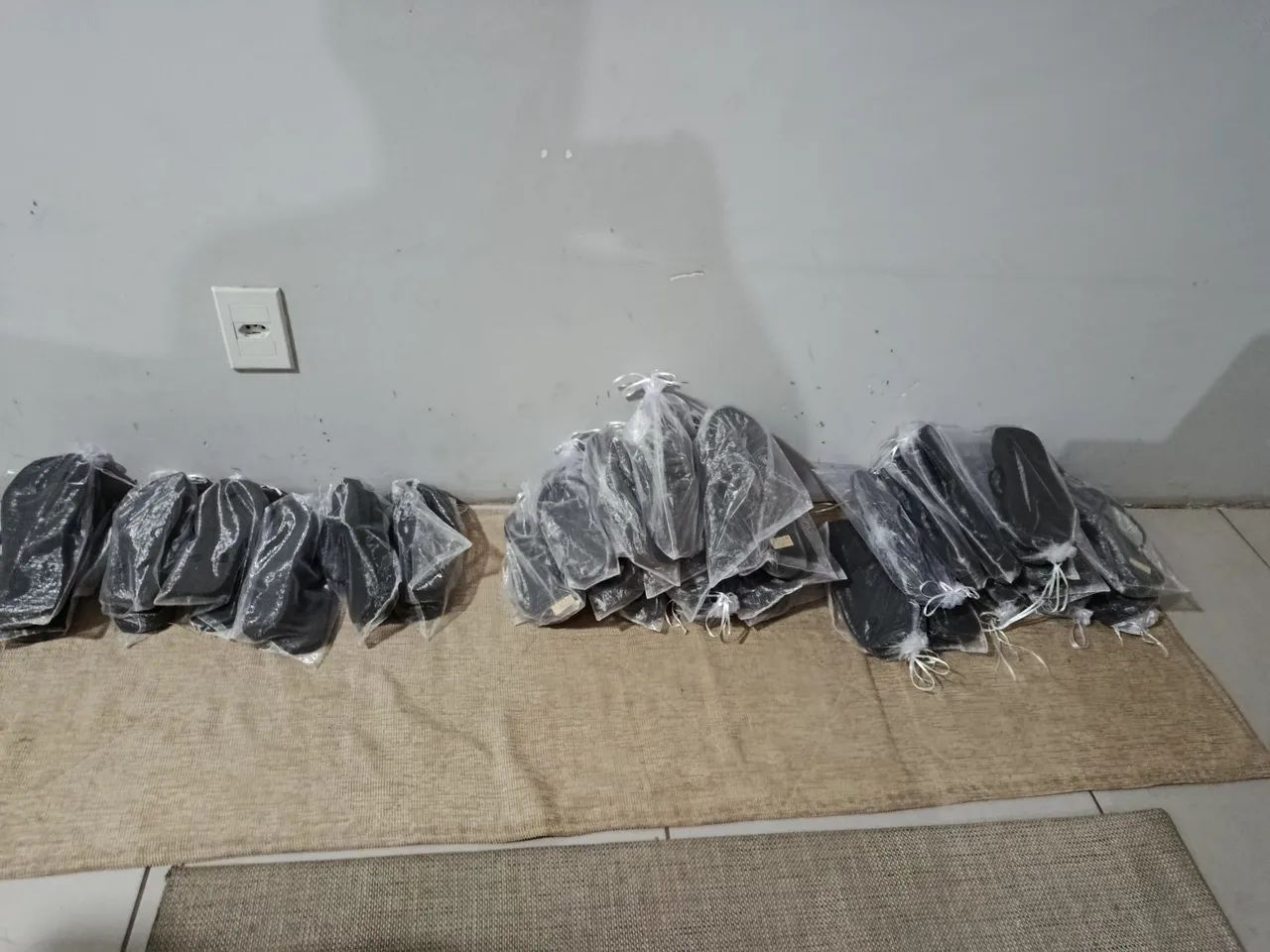 Kit 32 chinelos pretos diversos tamanhos  - Foto 2