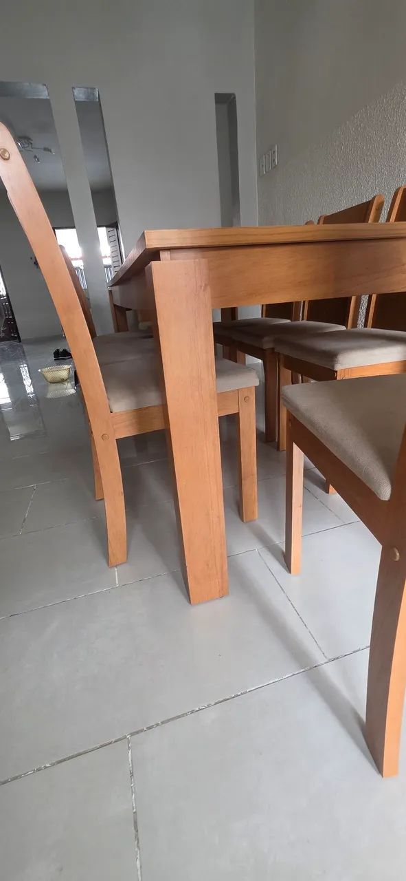 Mesa de jantar de madeira com 8 cadeiras - Foto 3