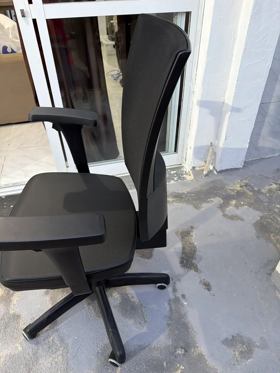 Vendo poltrona presidente com regulagem braço encosto semi nova  - Foto 2