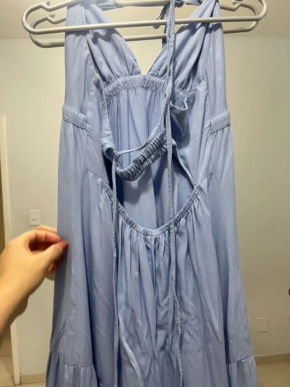 Vestido azul claro longo com decote e amarração  - Foto 3