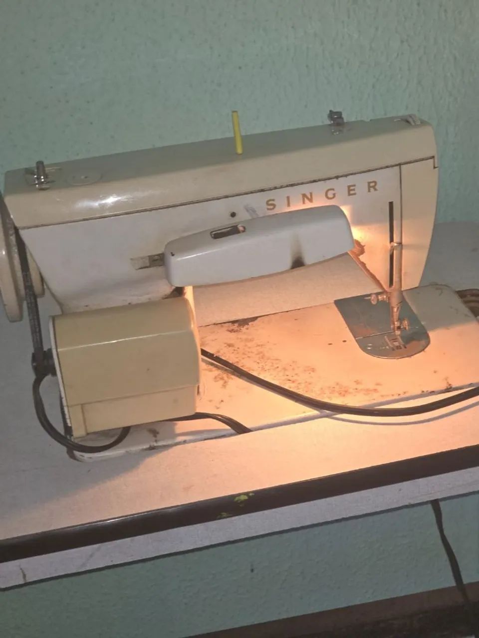 Máquina de costura reta.