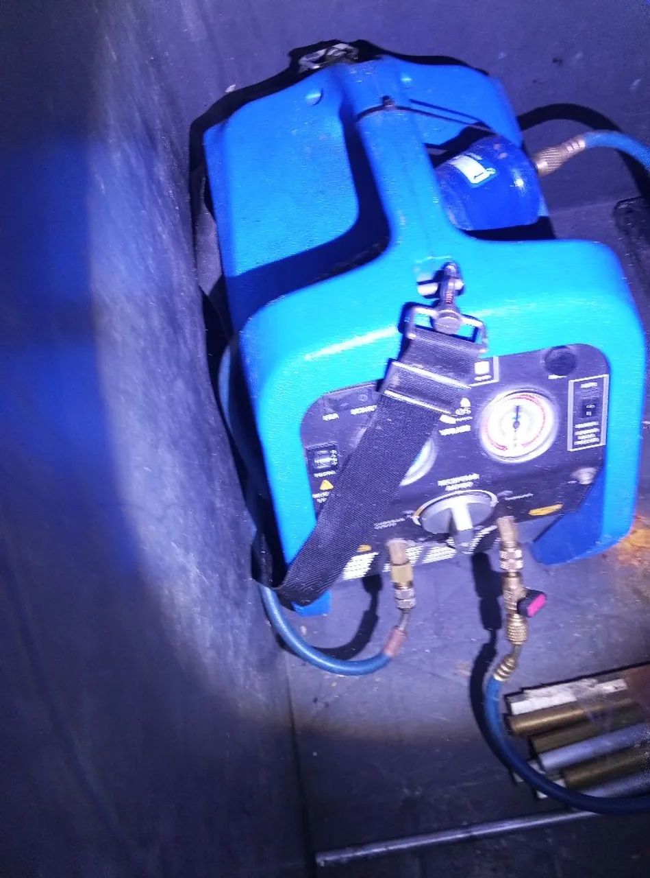 Recolhedora fluido refrigerante com tanque de gas