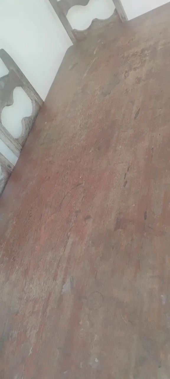 Vende -se uma mesa de madeira com 6 lugares