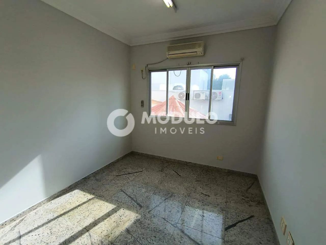 Sala comercial disponível para locação no bairro Umuarama.