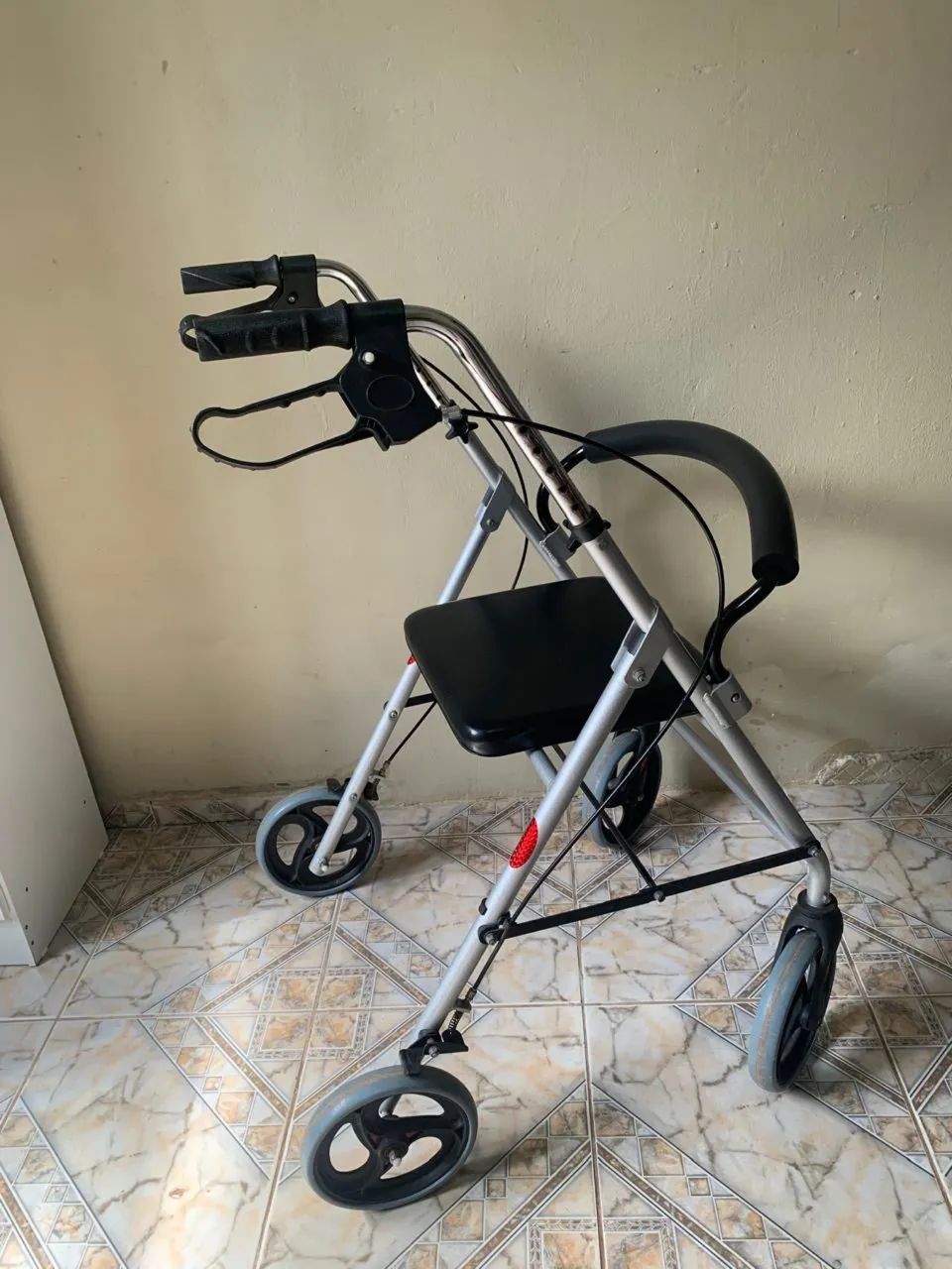 Cadeira de rodas e andador  - Foto 5